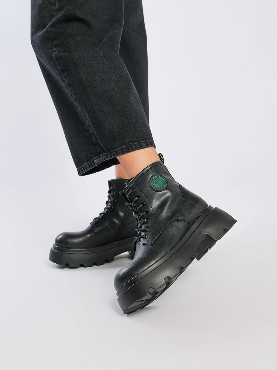 Ботинки-чанки черные со шнуровкой